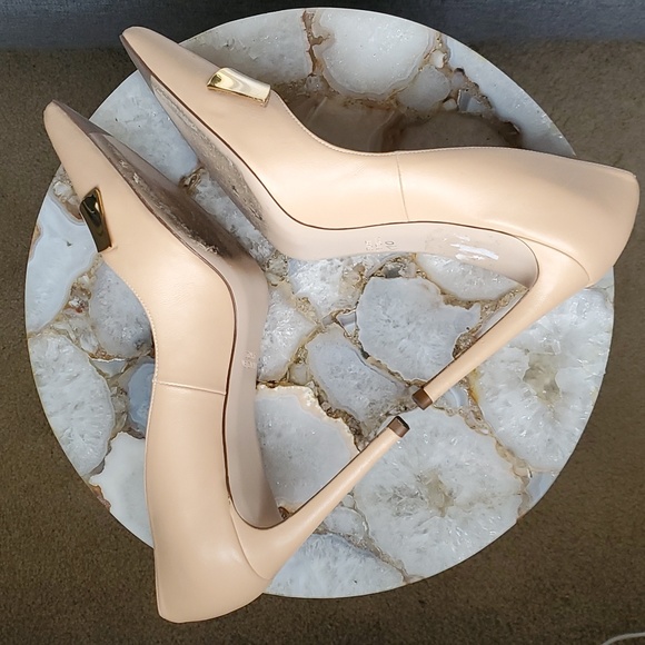 🌟 Stuart Weitzman Stanton Nude Gold Bow Pump - Picture 11 of 13